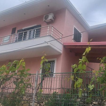 Amalias Room Himare Buitenkant foto